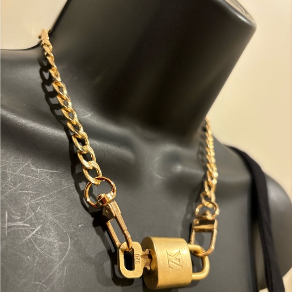 Louis Vuitton padlock with key in necklace 🔐{#320} - Picture 7 of 12